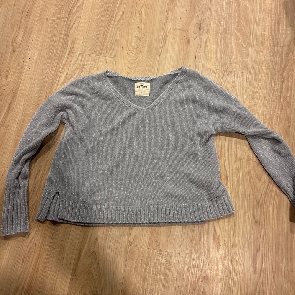 Hollister Women's V-Neck Sweater in Heather Gray